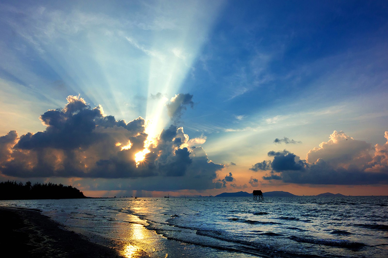 Hoàng hôn Cần Giờ với tia nắng god ray xuyên qua mây